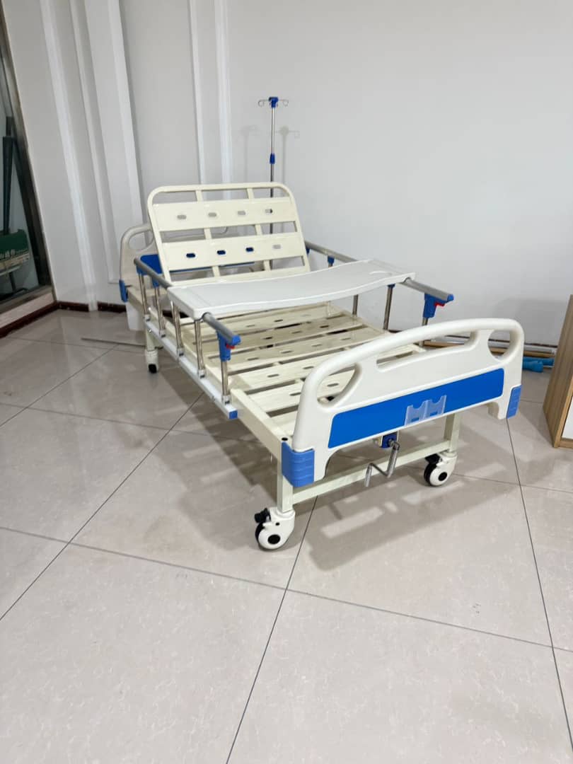 Manual One Function Medical Hospital Bed – Single Crank - View 1